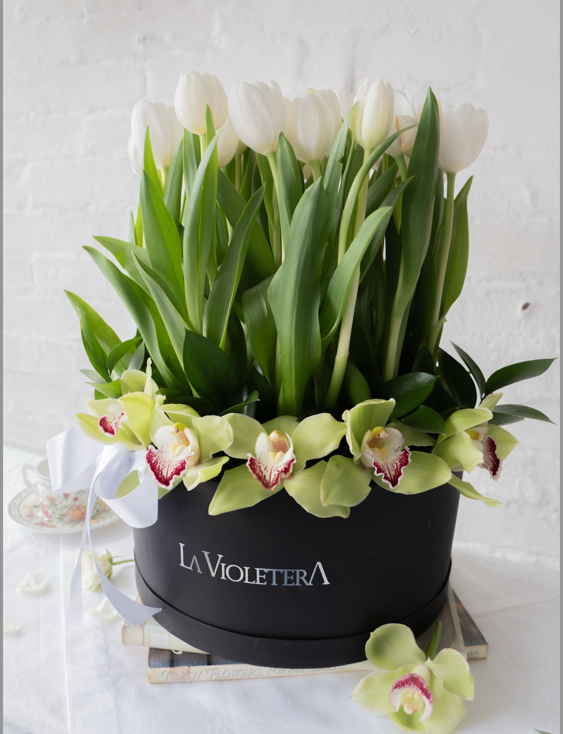 Cielo, tulipanes blancos con orquidea