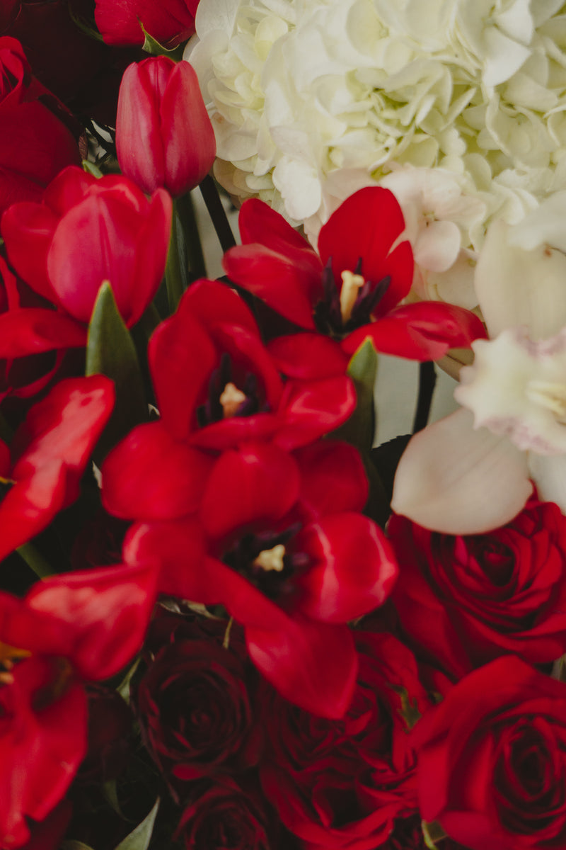 Valeria, arreglo con rosas inglesas, orquídeas  y tulipanes .