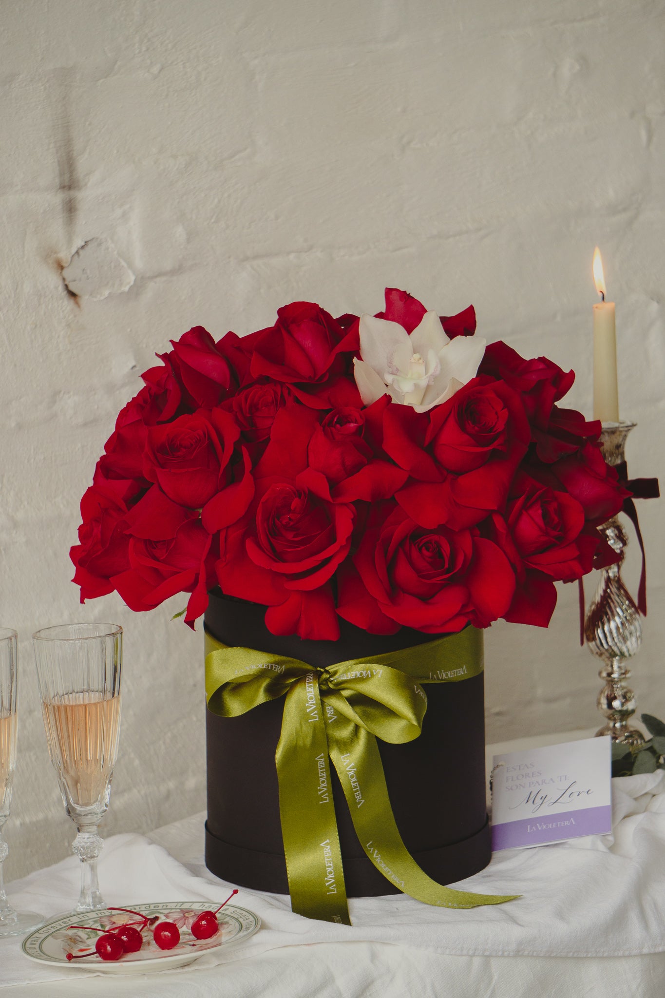 Julieta, caja con rosas rojas y orquidea.