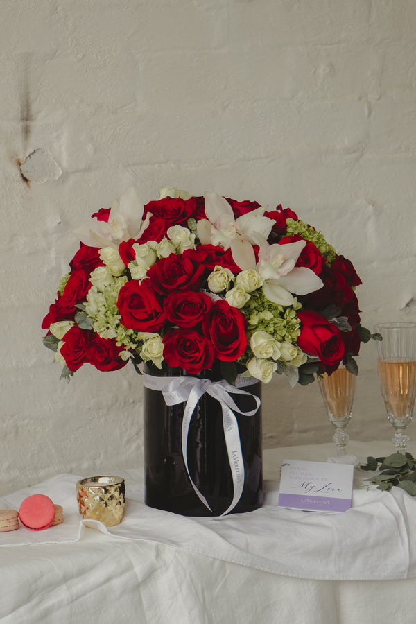 Aria, arreglo floral  con orquídeas y rosas rojas