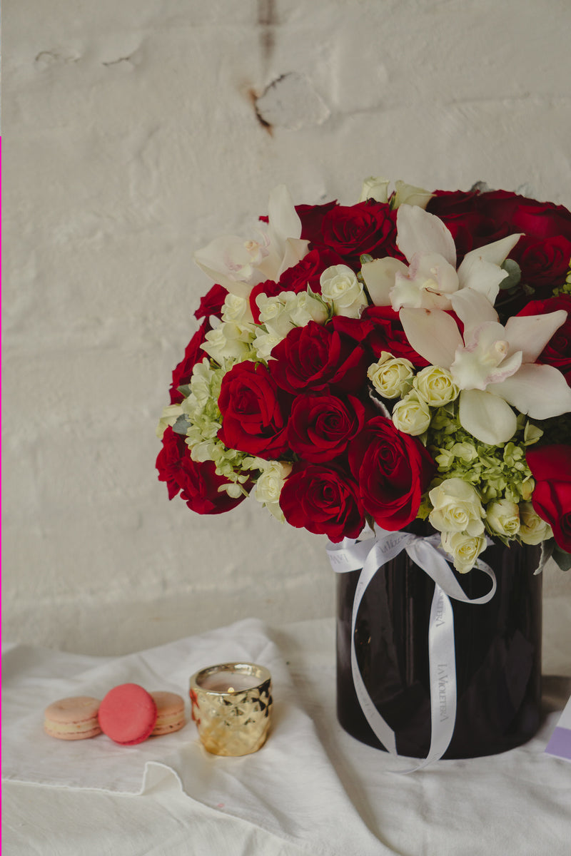 Aria, arreglo floral  con orquídeas y rosas rojas