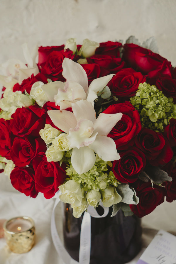 Aria, arreglo floral  con orquídeas y rosas rojas