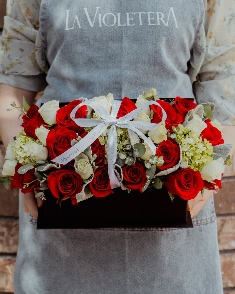 Brixton, caja con rosas rojas y mini rosas