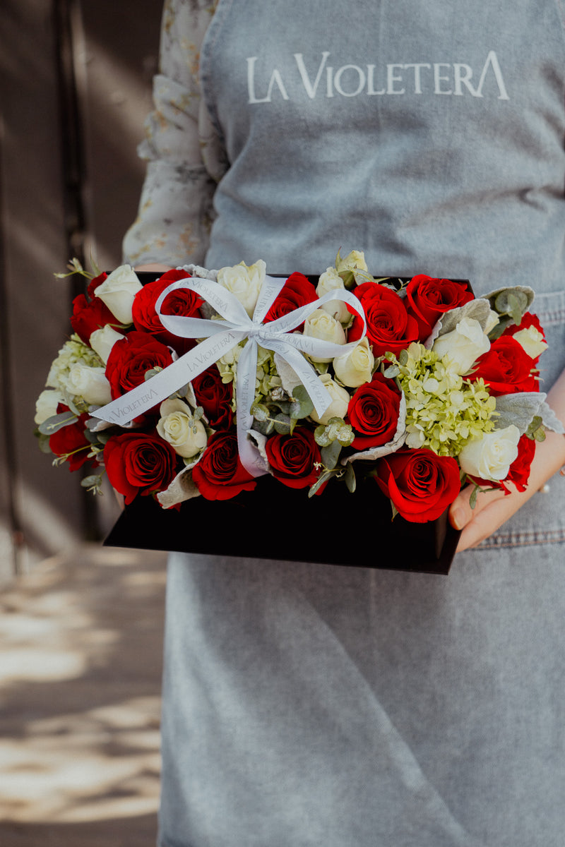 Brixton, caja con rosas rojas y mini rosas