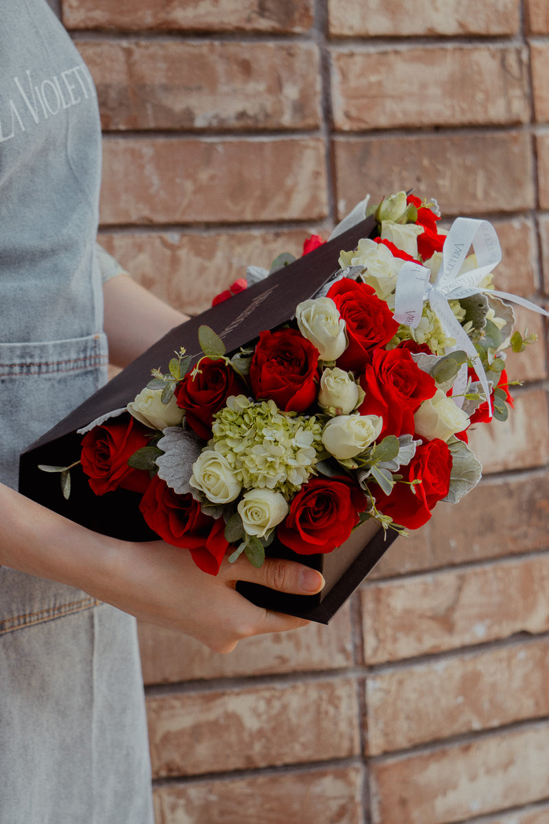 Brixton, caja con rosas rojas y mini rosas