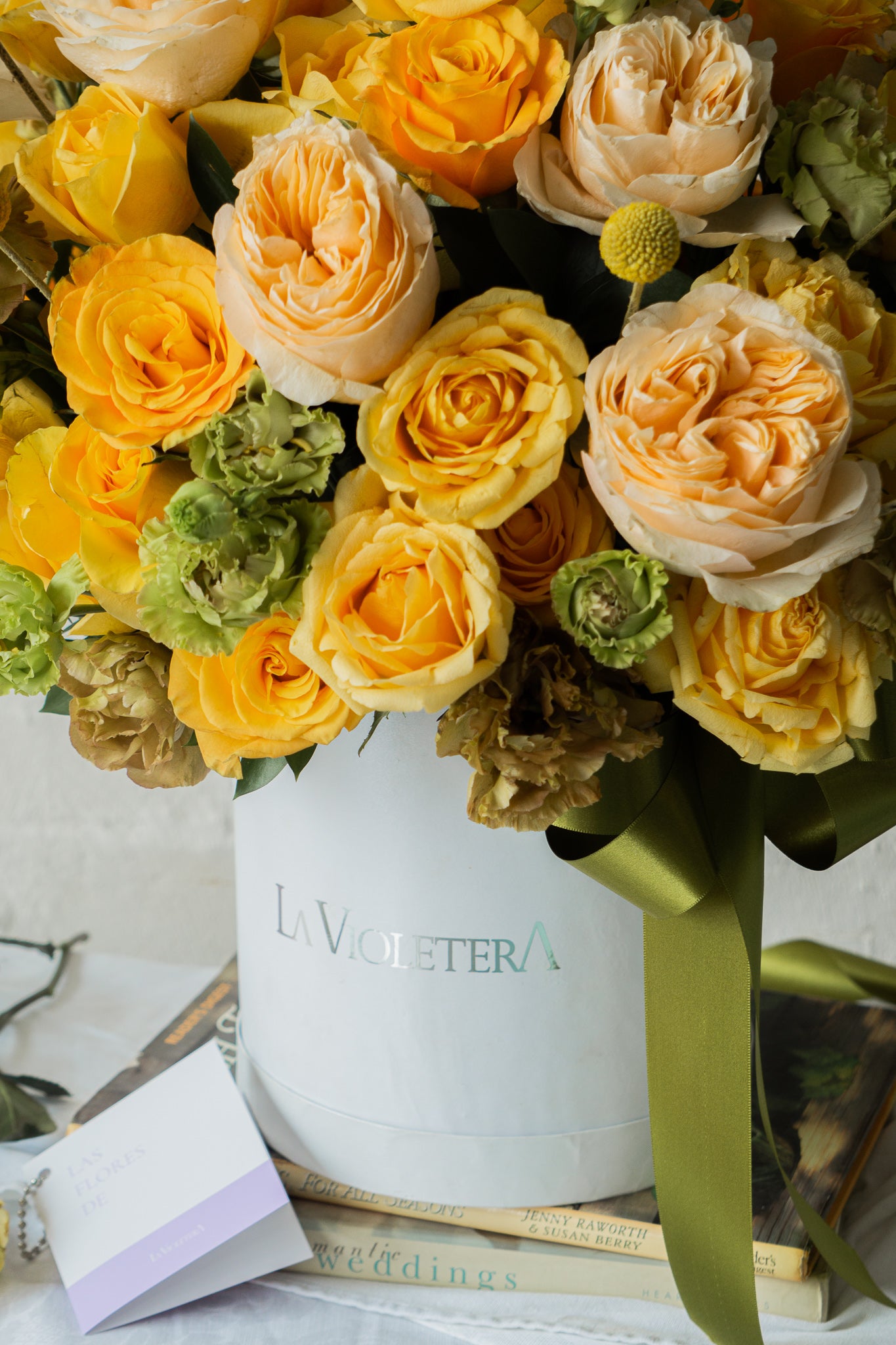Lily,  rosas inglesas , lisianthus  y rosas.