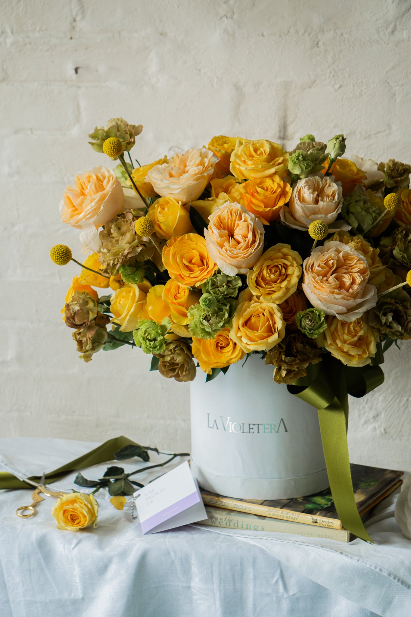 Lily,  rosas inglesas , lisianthus  y rosas.
