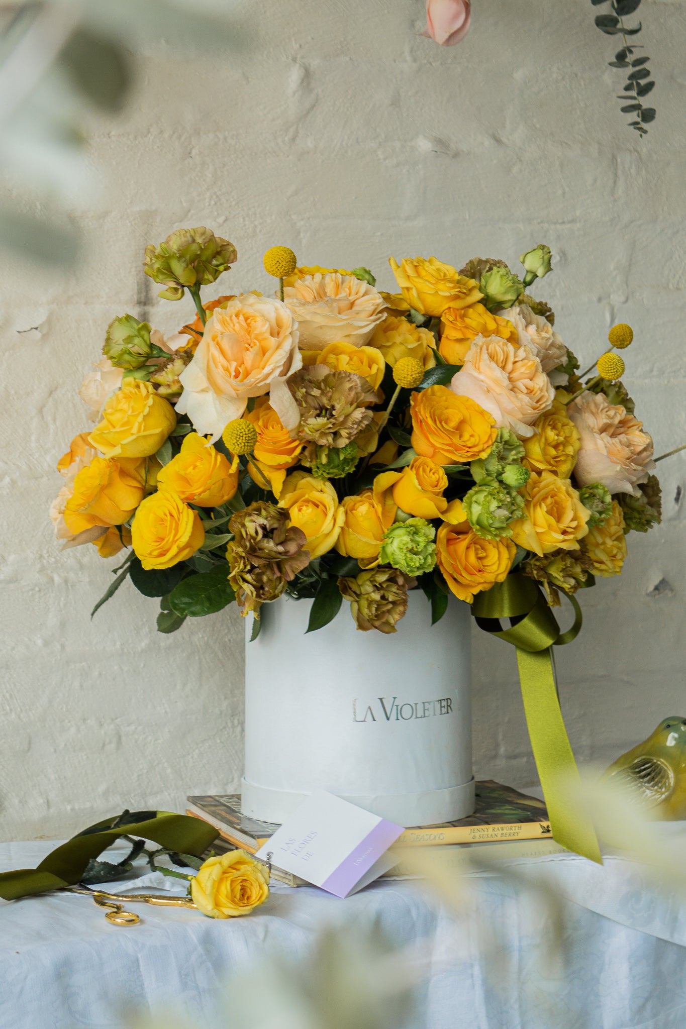 Lily,  rosas inglesas , lisianthus  y rosas.