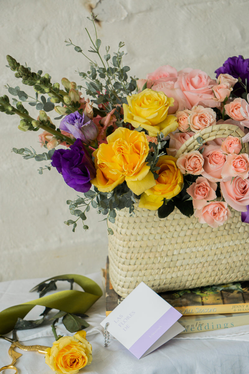 Isabela, colorida cesta de flores.