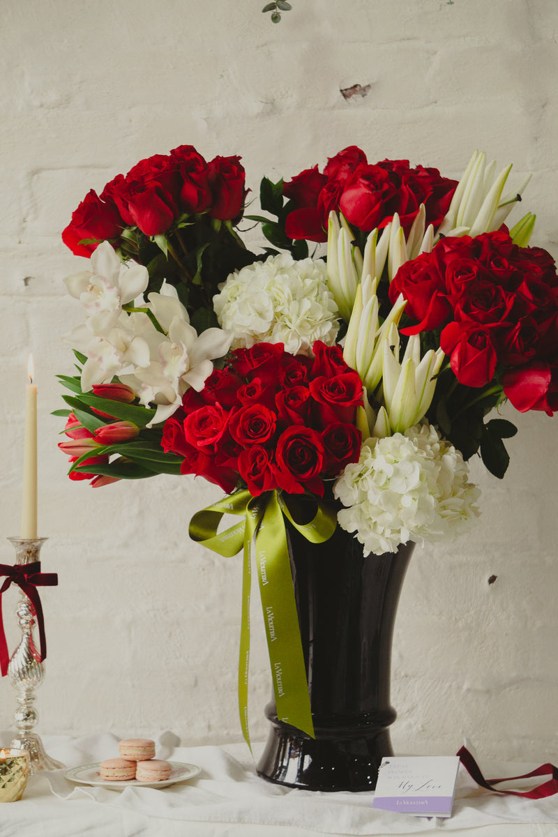 Frida, ramo de rosas rojas con hortensias y orquídeas.