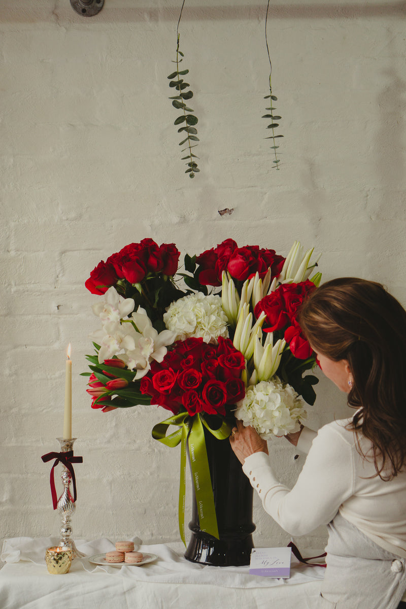 Frida, ramo de rosas rojas con hortensias y orquídeas.