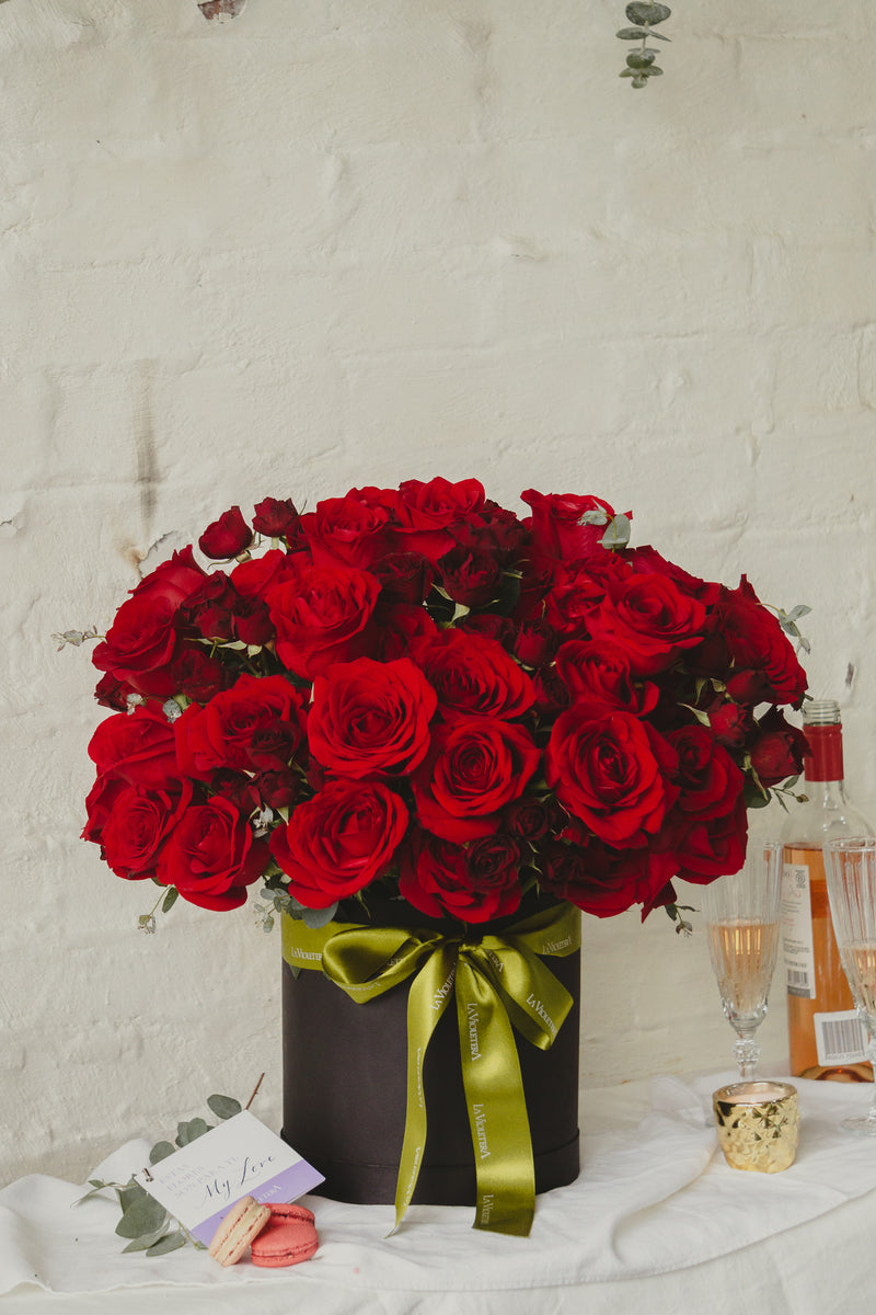 Londres, caja negra con rosas rojas y follaje