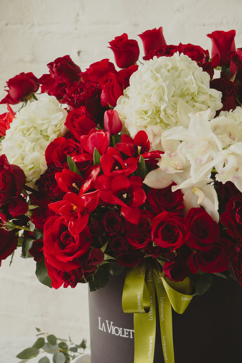 Valeria, arreglo con rosas inglesas, orquídeas  y tulipanes .