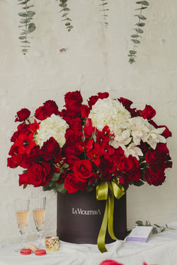 Valeria, arreglo con rosas inglesas, orquídeas  y tulipanes .