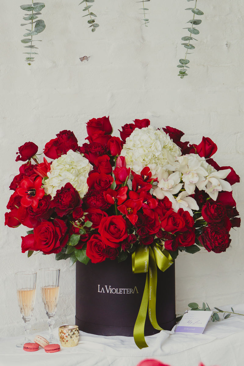 Valeria, arreglo con rosas inglesas, orquídeas  y tulipanes .