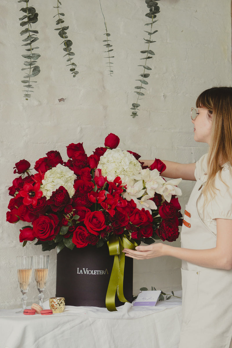 Valeria, arreglo con rosas inglesas, orquídeas  y tulipanes .