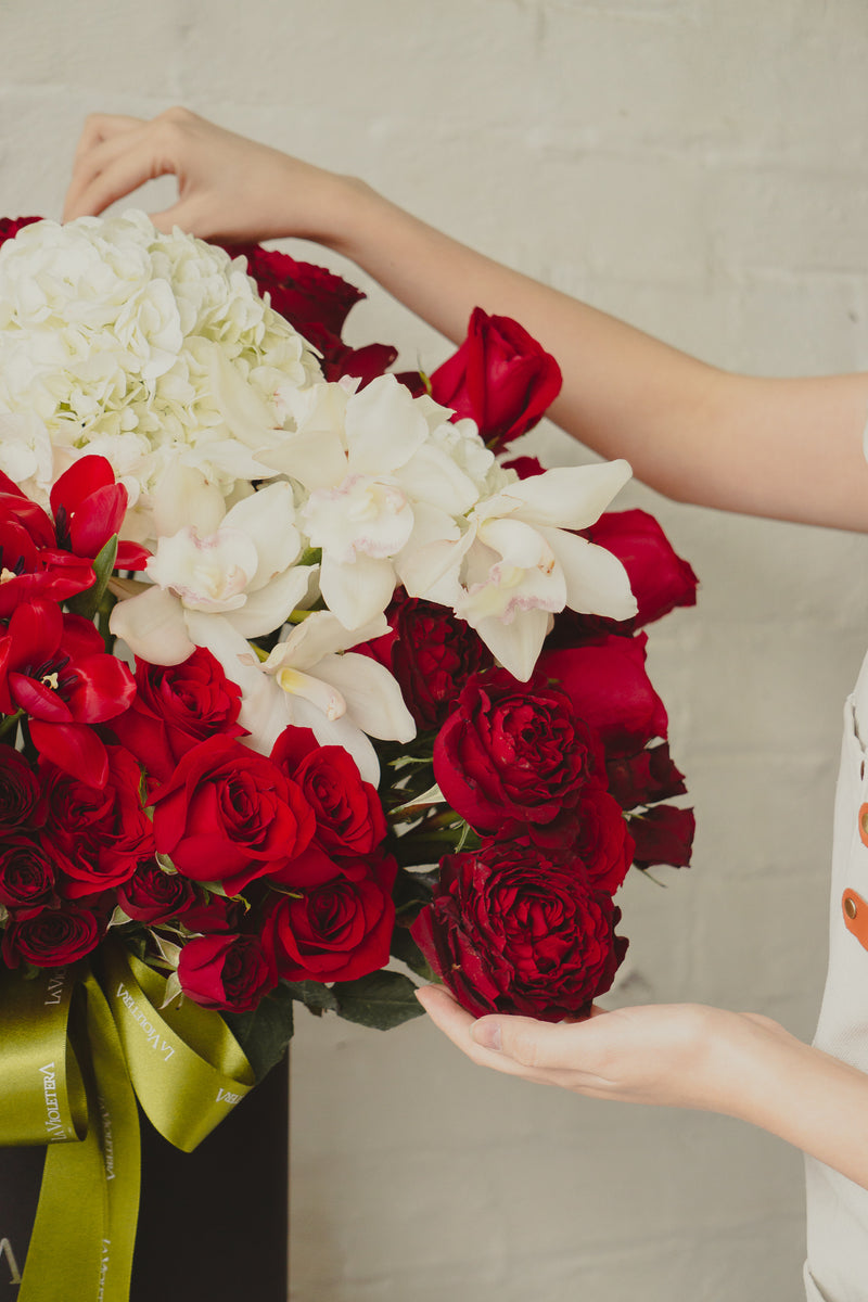 Valeria, arreglo con rosas inglesas, orquídeas  y tulipanes .