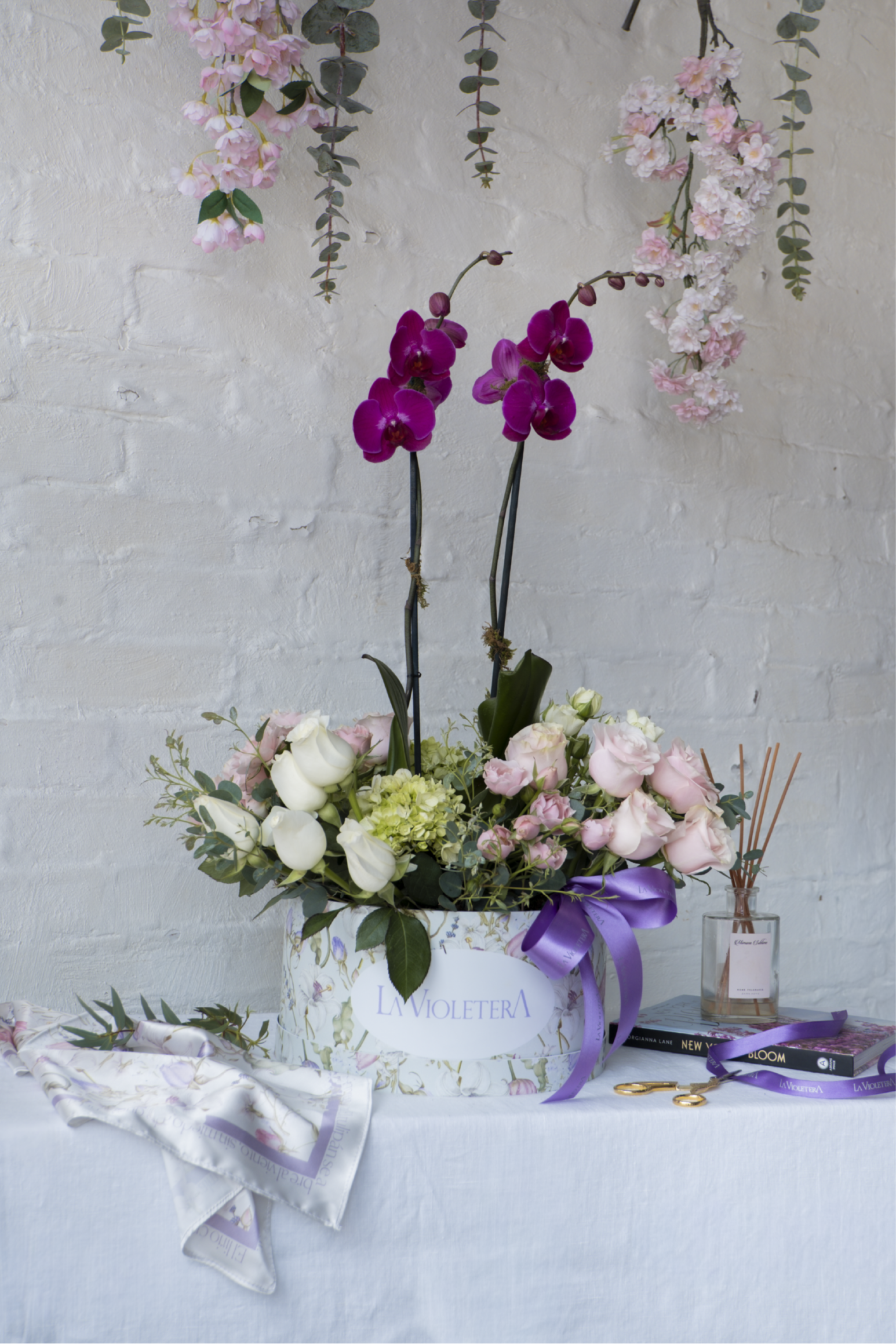 Fernanda, Orquídea con combinación de rosas y mini rosas