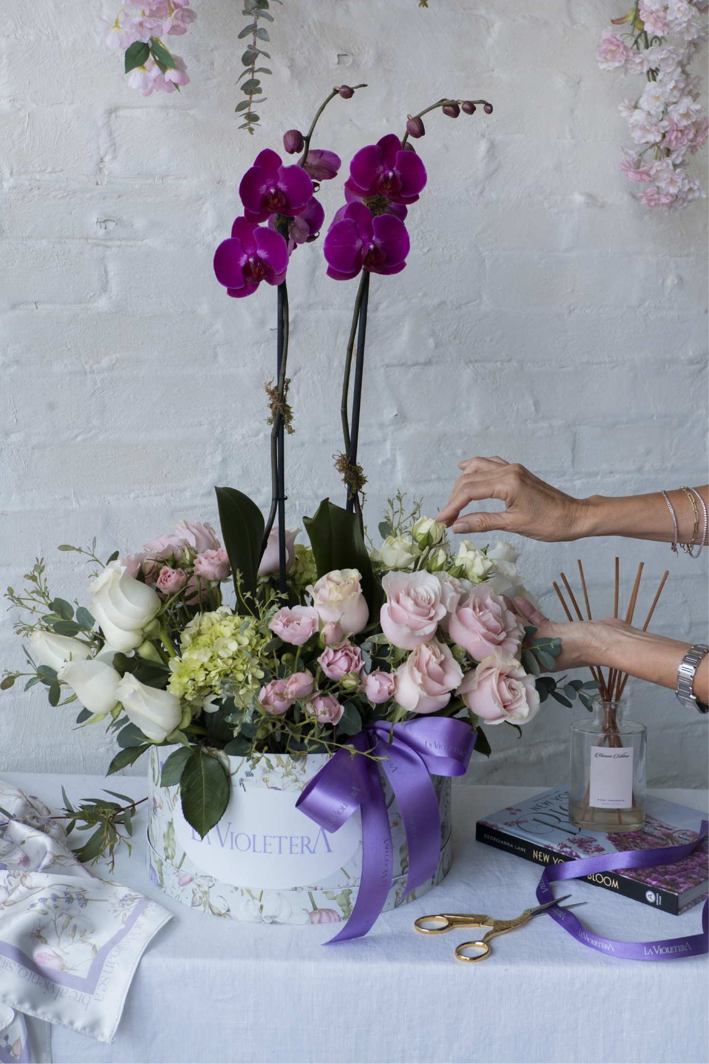 Fernanda, Orquídea con combinación de rosas y mini rosas