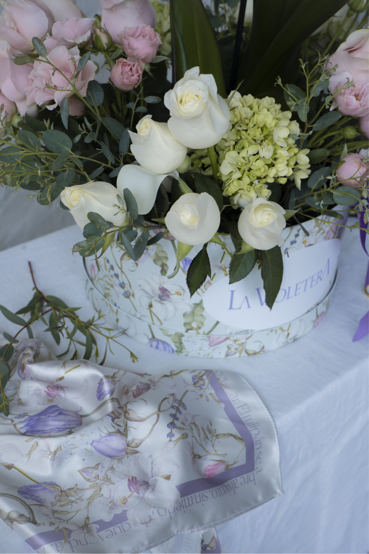 Fernanda, Orquídea con combinación de rosas y mini rosas