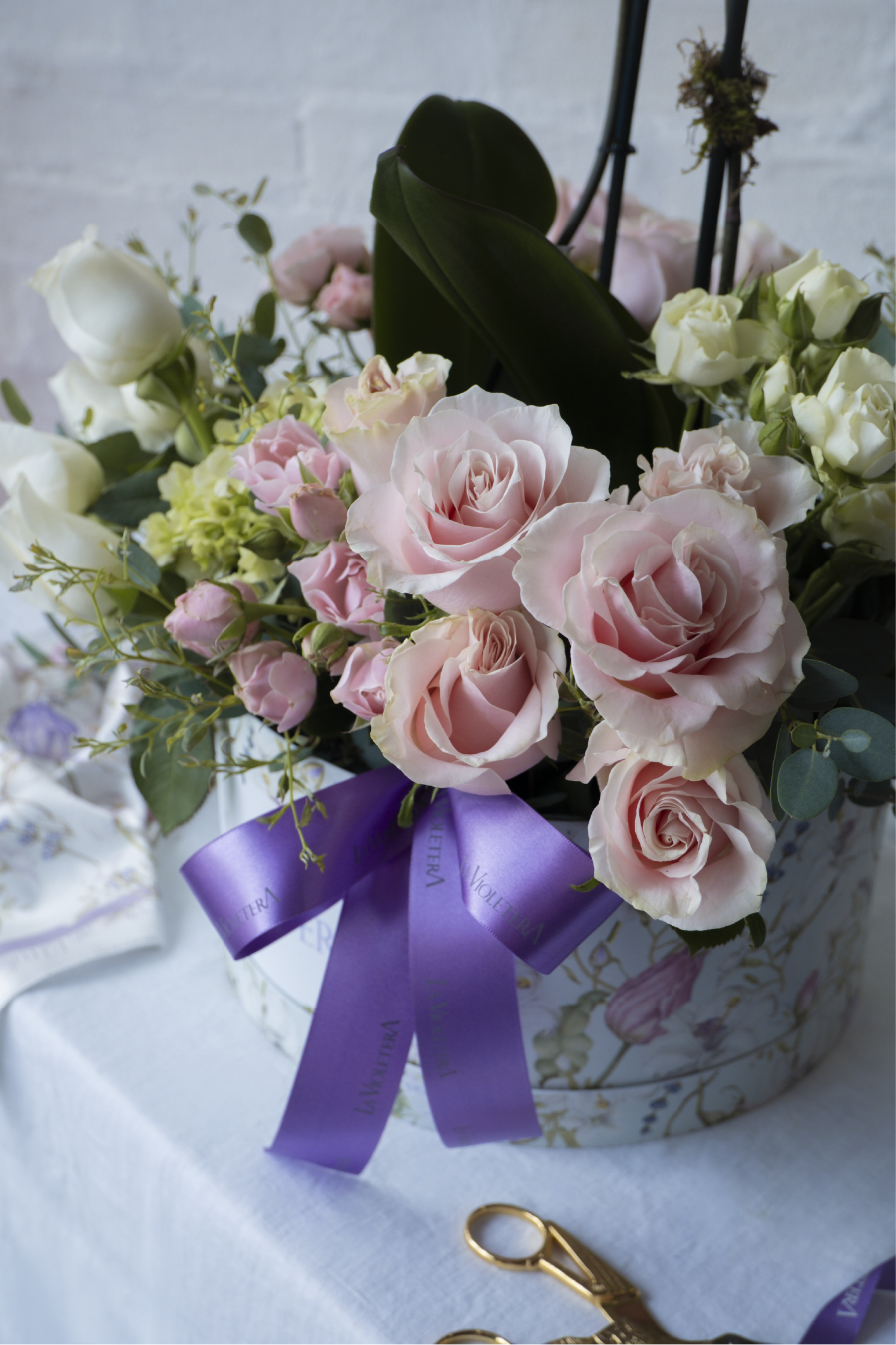 Fernanda, Orquídea con combinación de rosas y mini rosas