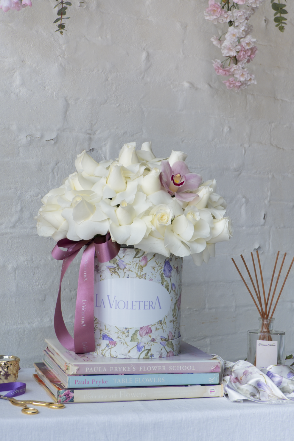 Miranda, Diseño de rosas blancas con orquídea