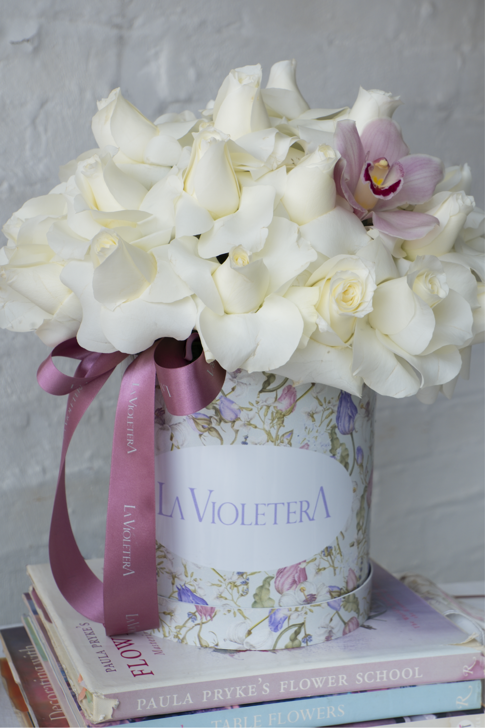 Miranda, Diseño de rosas blancas con orquídea
