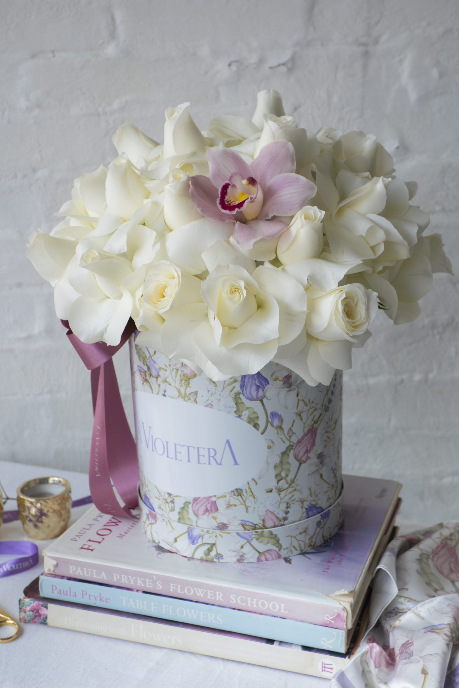 Miranda, Diseño de rosas blancas con orquídea