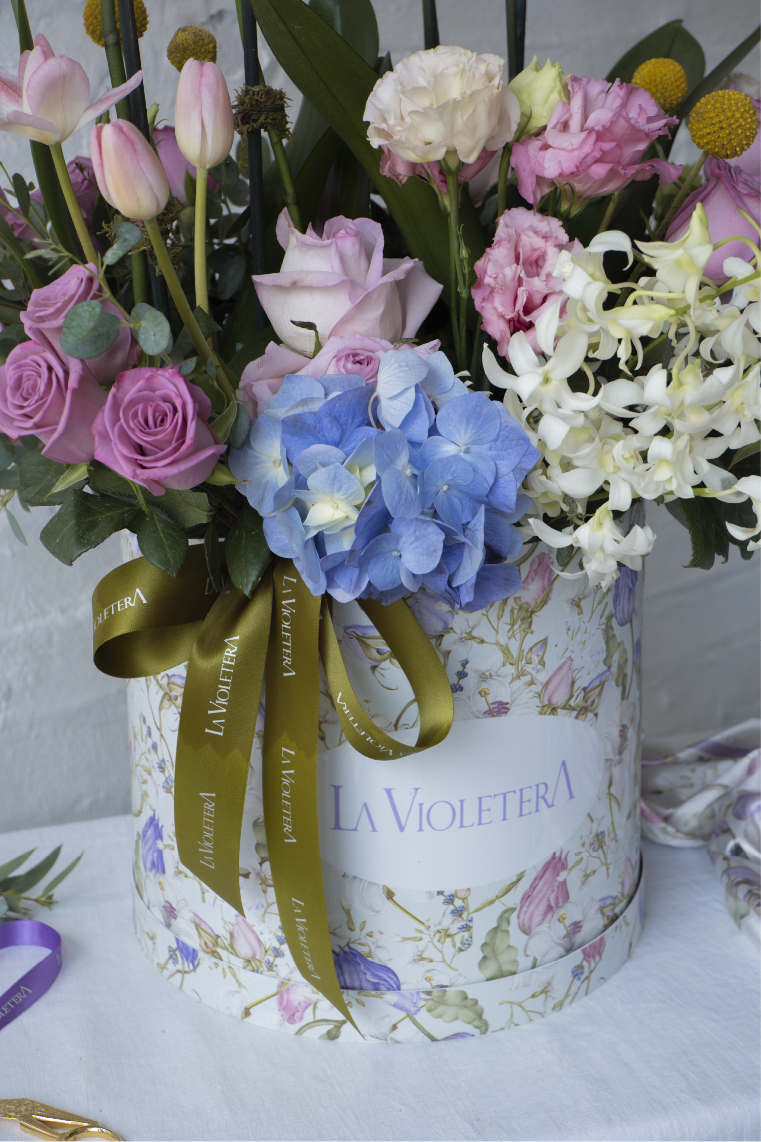 Lia, Orquídeas, rosas, tulipanes y hortensias en tonos suaves