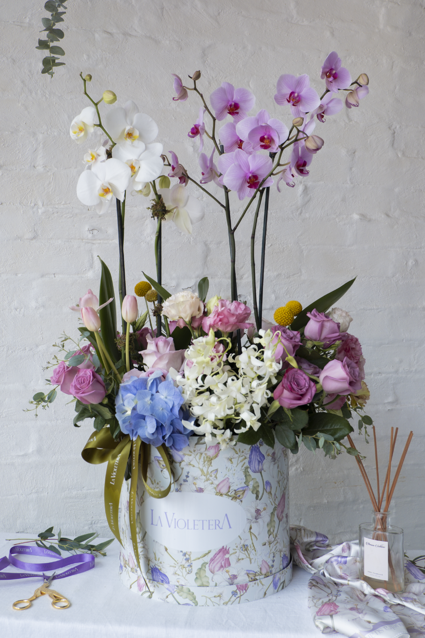 Lia, Orquídeas, rosas, tulipanes y hortensias en tonos suaves