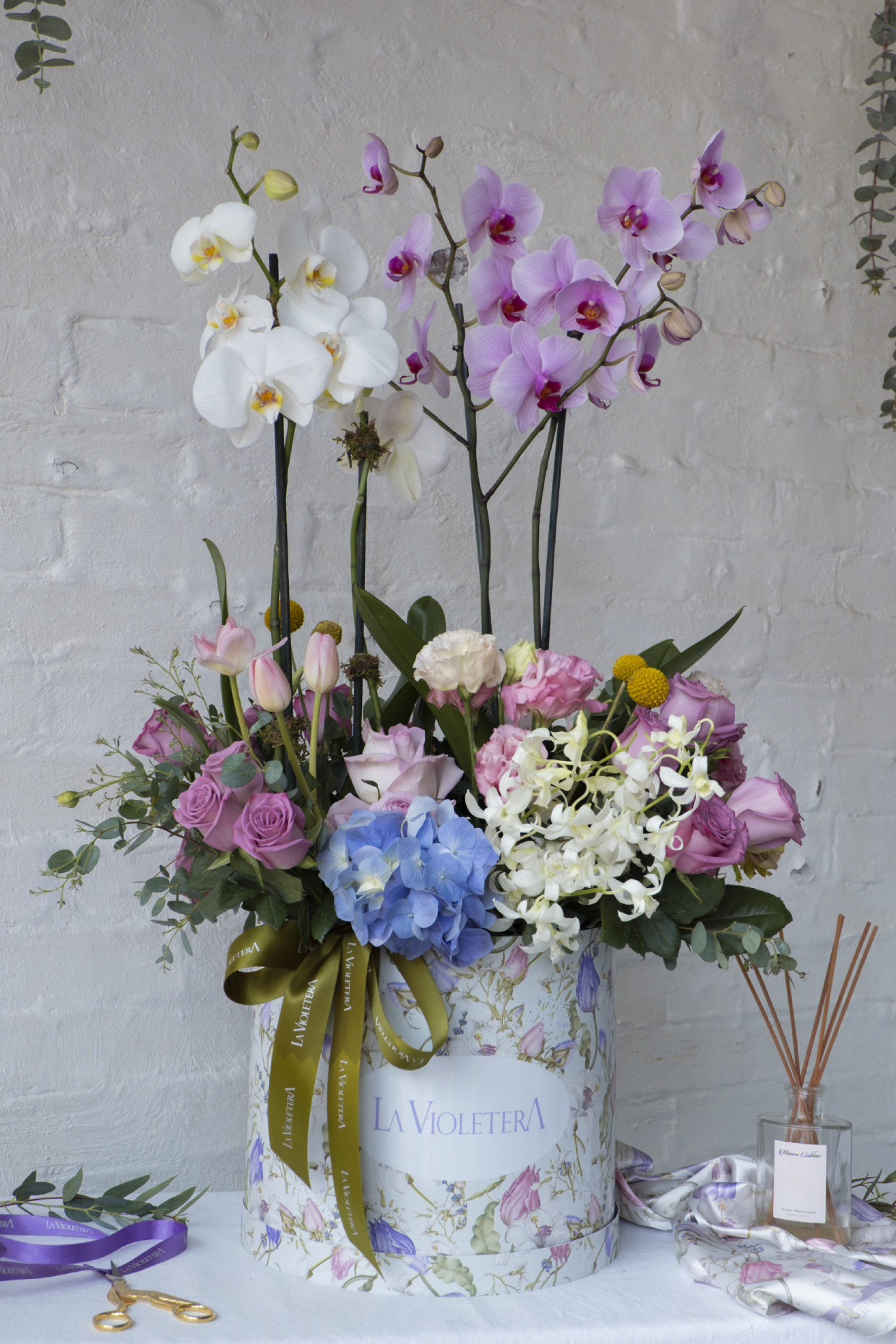 Lia, Orquídeas, rosas, tulipanes y hortensias en tonos suaves