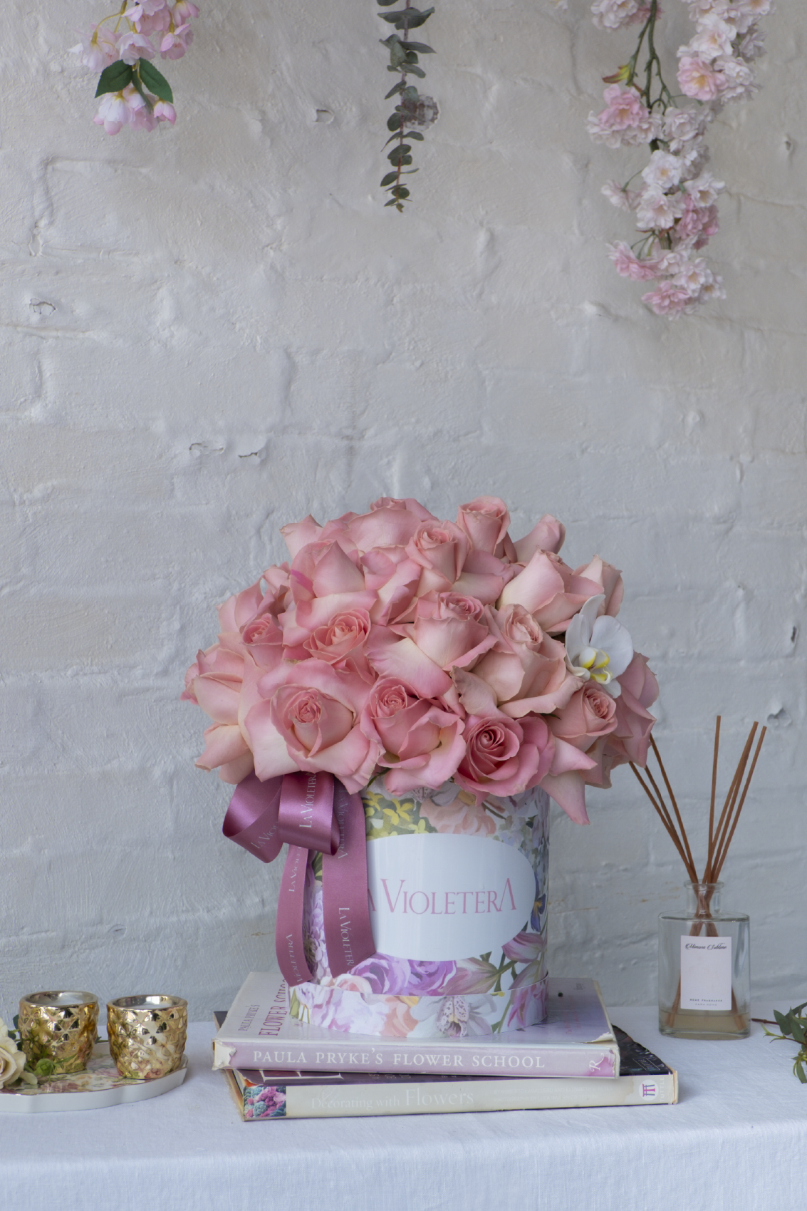 Amelia,  Rosas en tonos rosados con orquídea