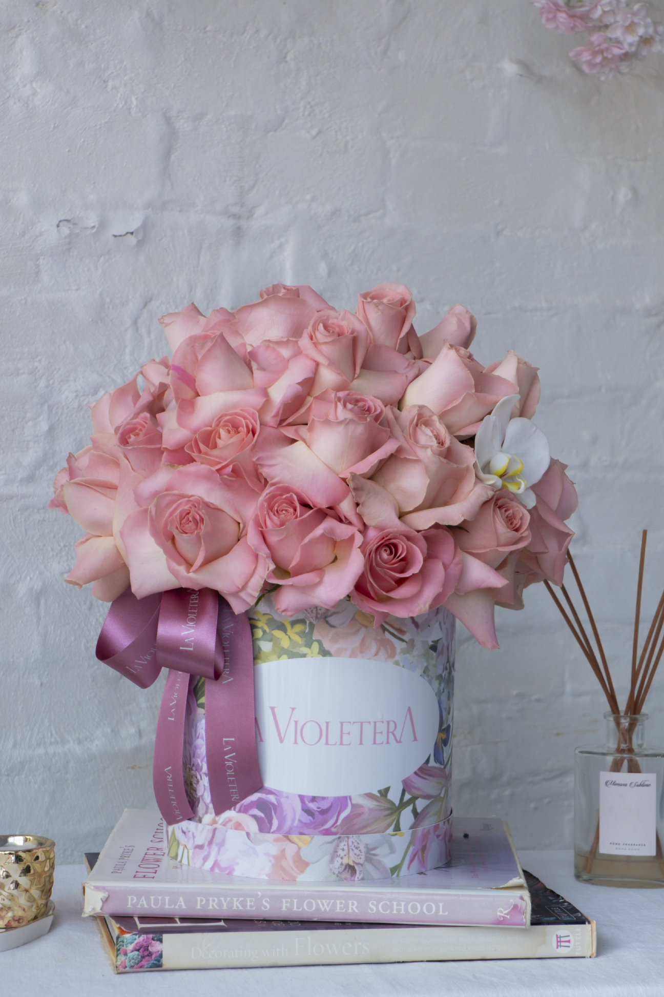 Amelia,  Rosas en tonos rosados con orquídea