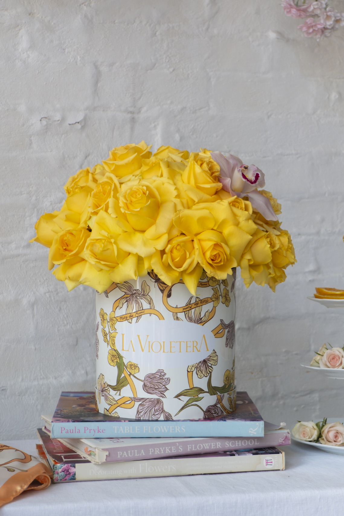 Abril,  Rosas amarillas con orquídea