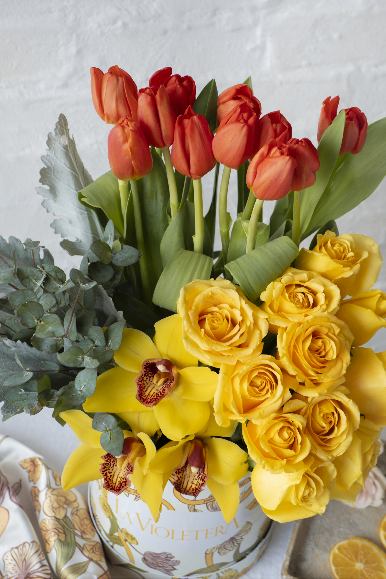 París, Arreglo floral con tulipanes, rosas y orquídeas