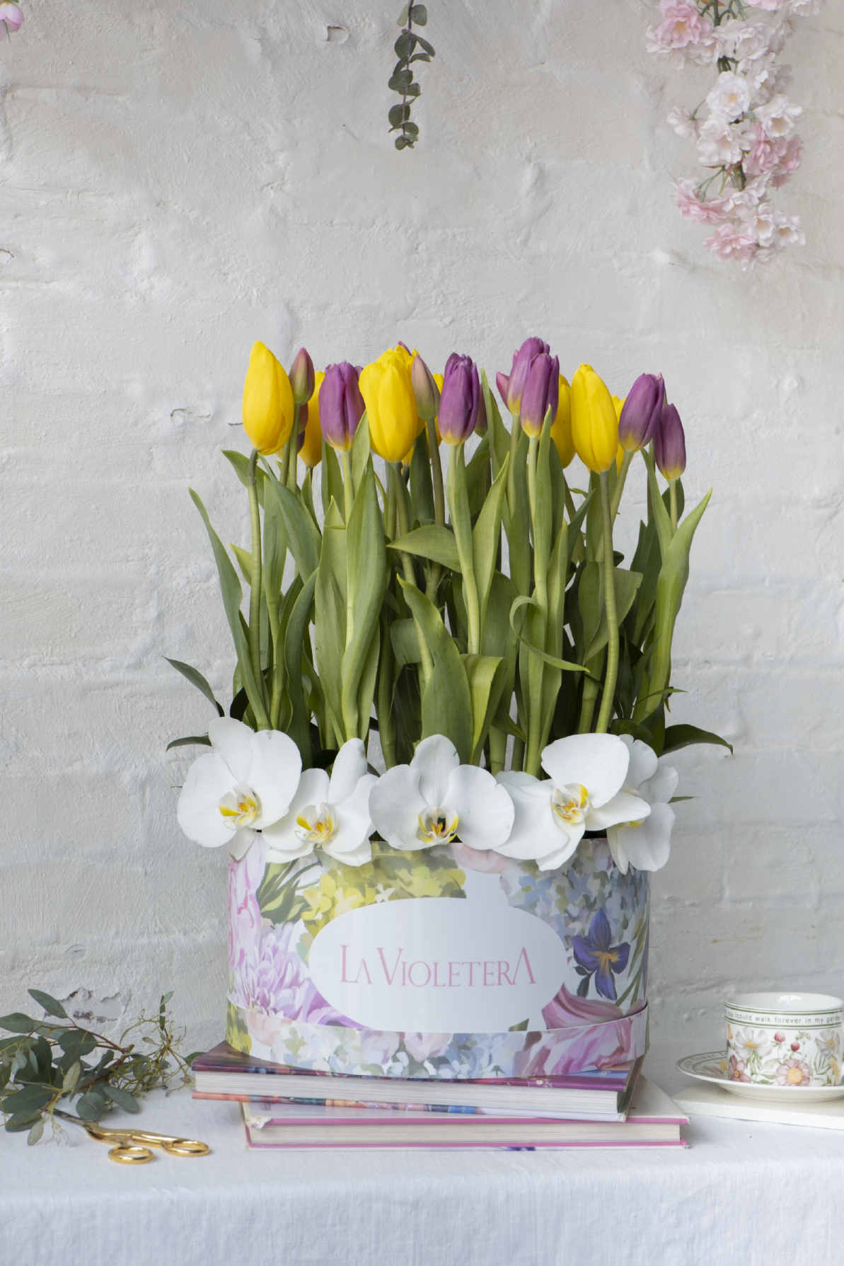 Amsterdam, Caja 30 tulipanes de colores y orquídeas