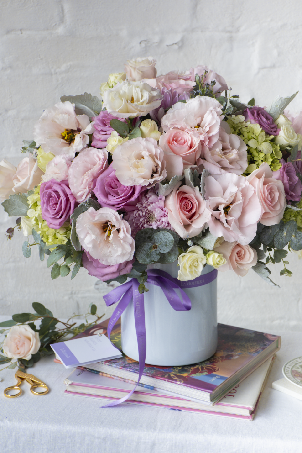 Bridget, arreglo floral con rosas , mini rosas y hortensias