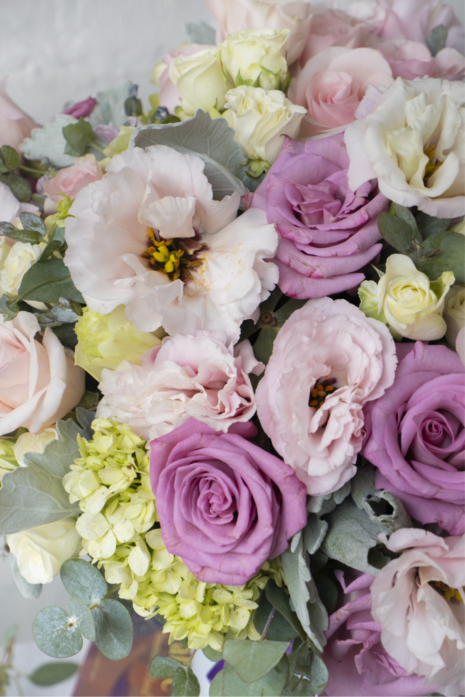 Bridget, arreglo floral con rosas , mini rosas y hortensias