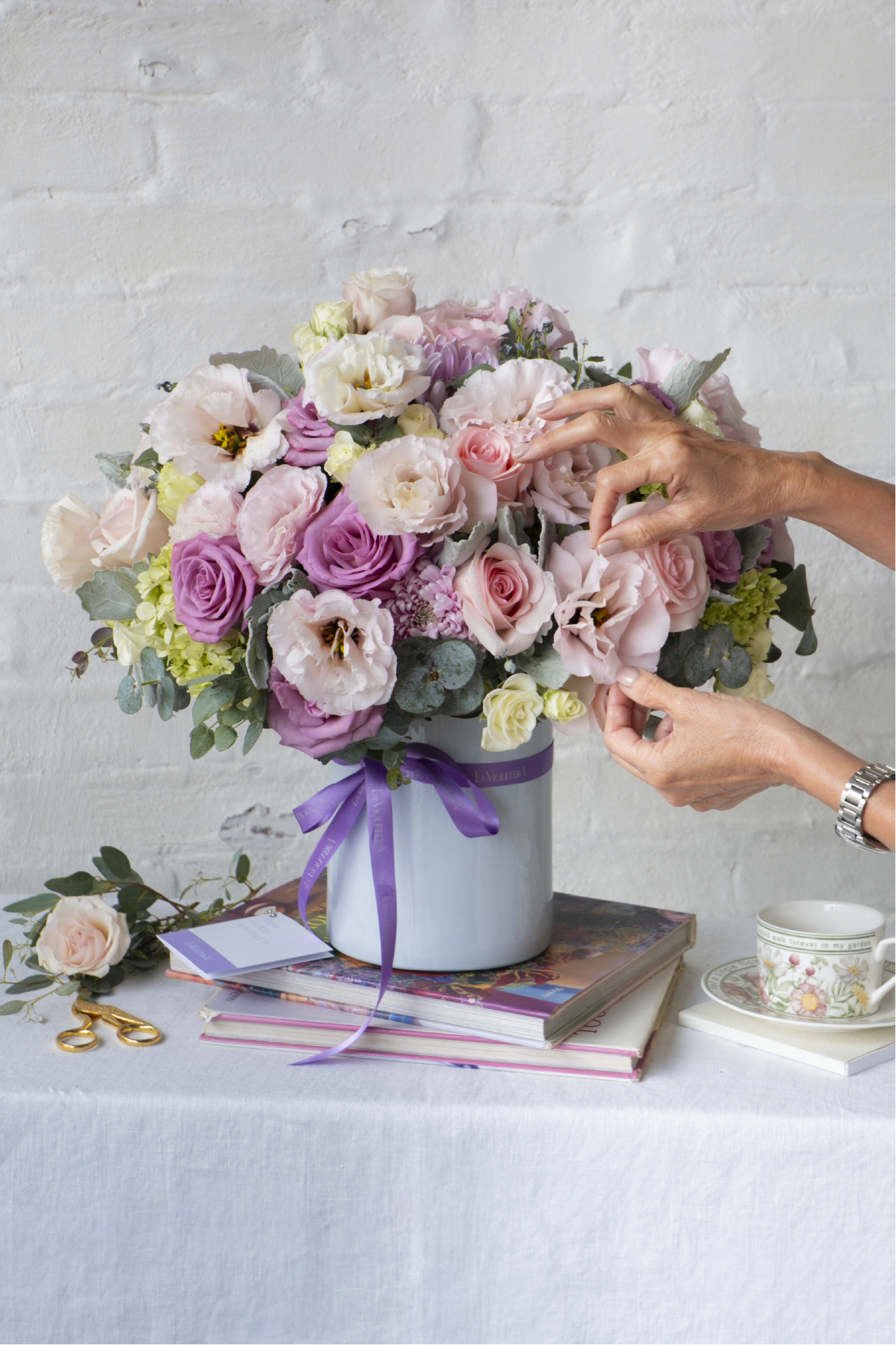 Bridget, arreglo floral con rosas , mini rosas y hortensias