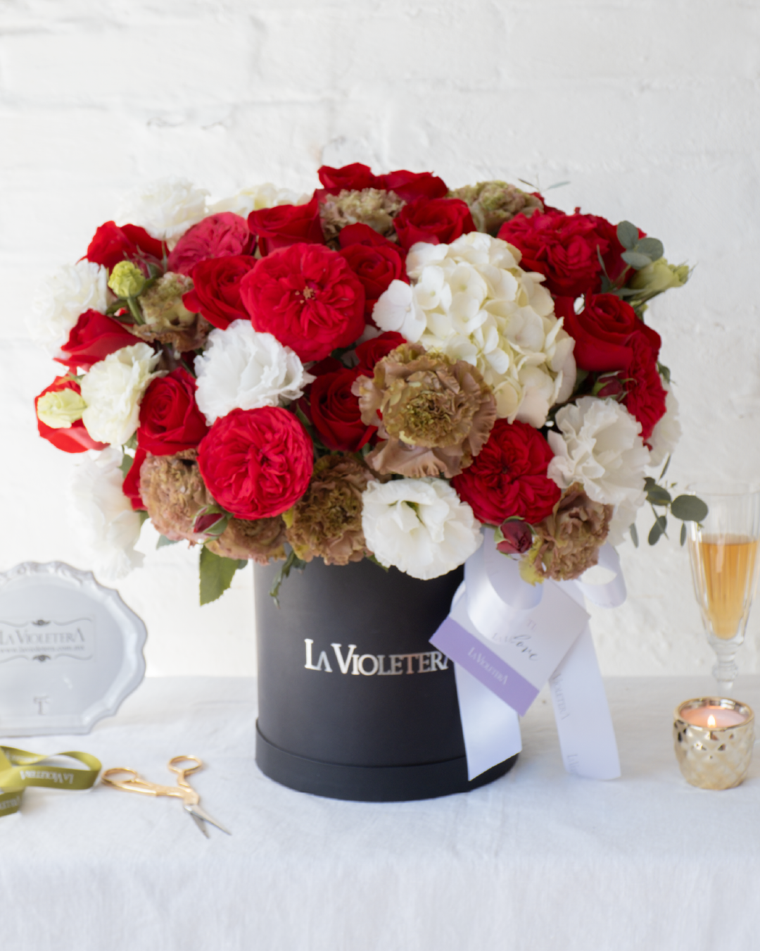 Amira,  arreglo floral con rosa inglesa y lisianthus