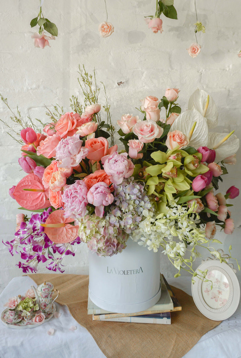 Greta, caja con peonías, anturios, rosa inglesa, orquídeas, tulipanes y hortensias