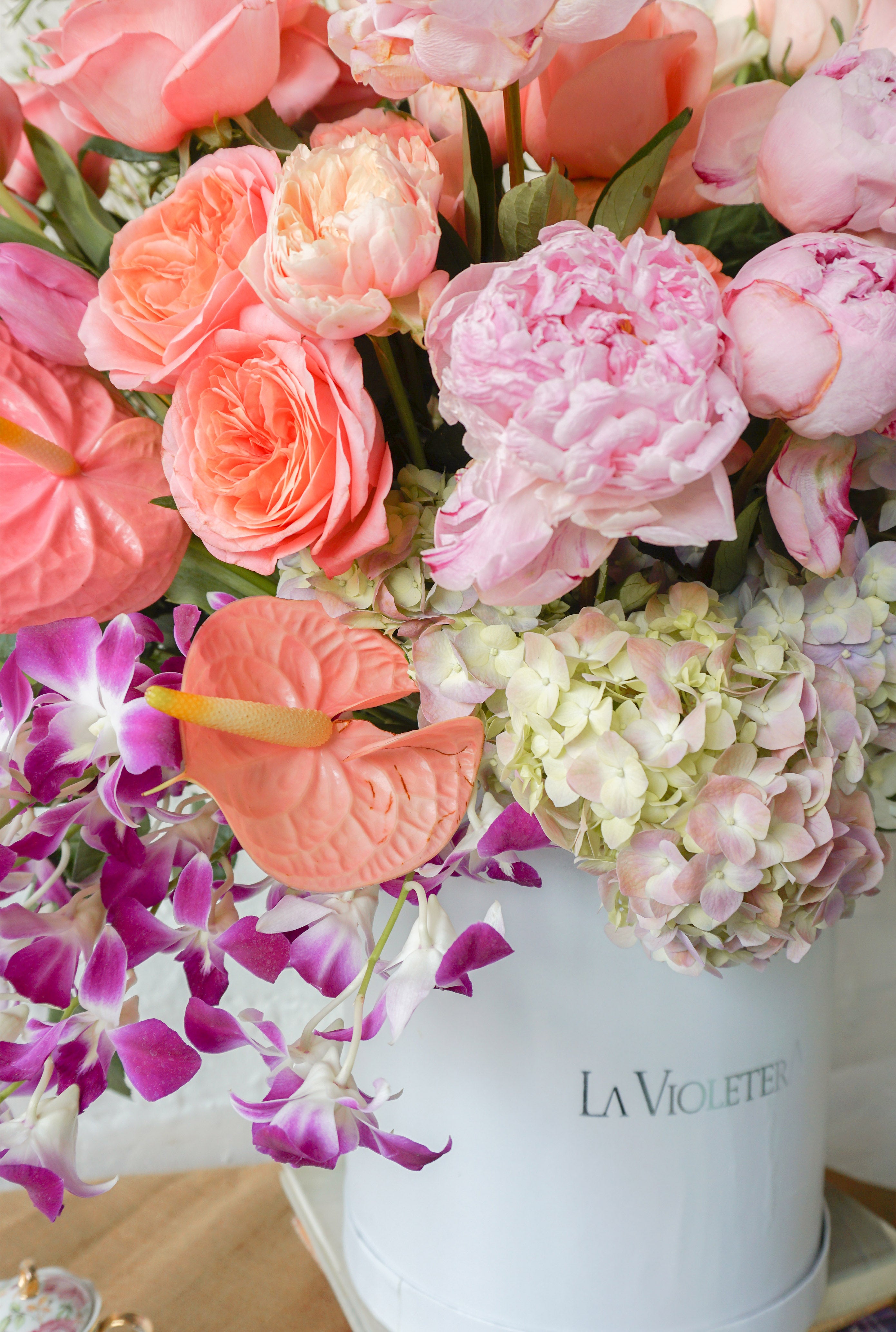 Greta, caja con peonías, anturios, rosa inglesa, orquídeas, tulipanes.