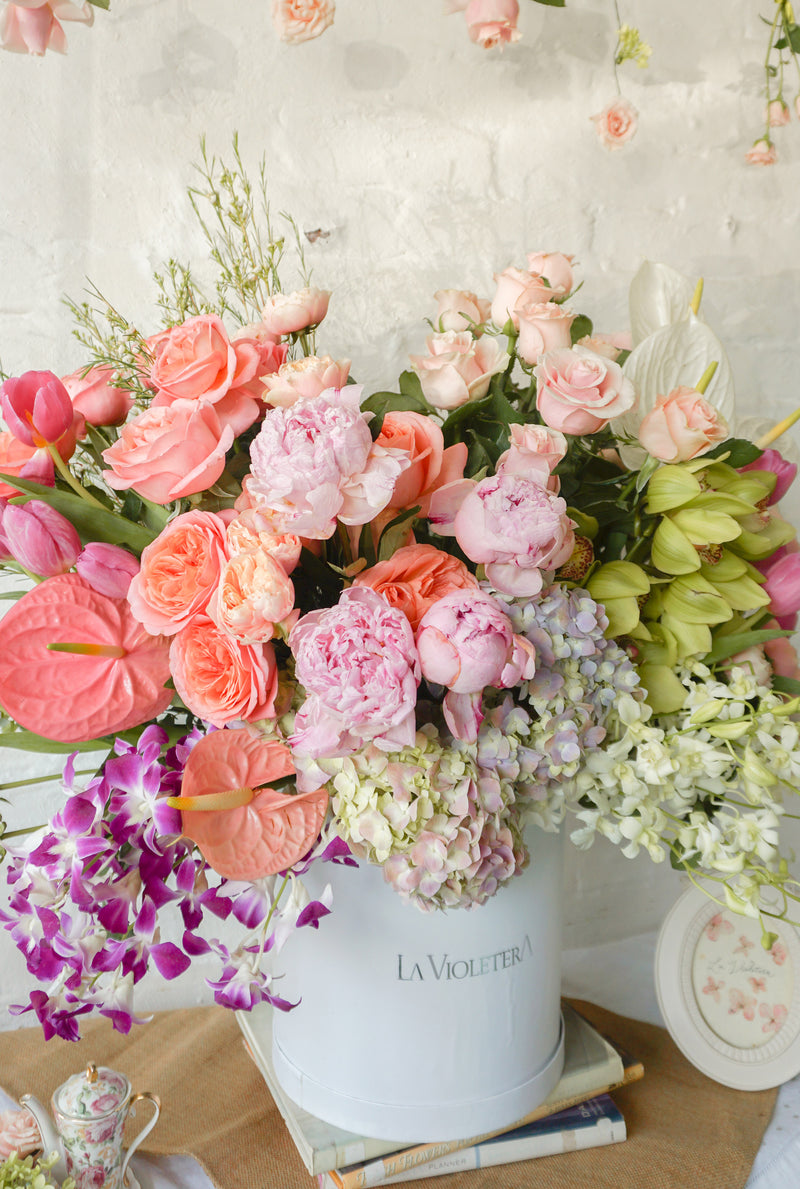 Greta, caja con peonías, anturios, rosa inglesa, orquídeas, tulipanes y hortensias