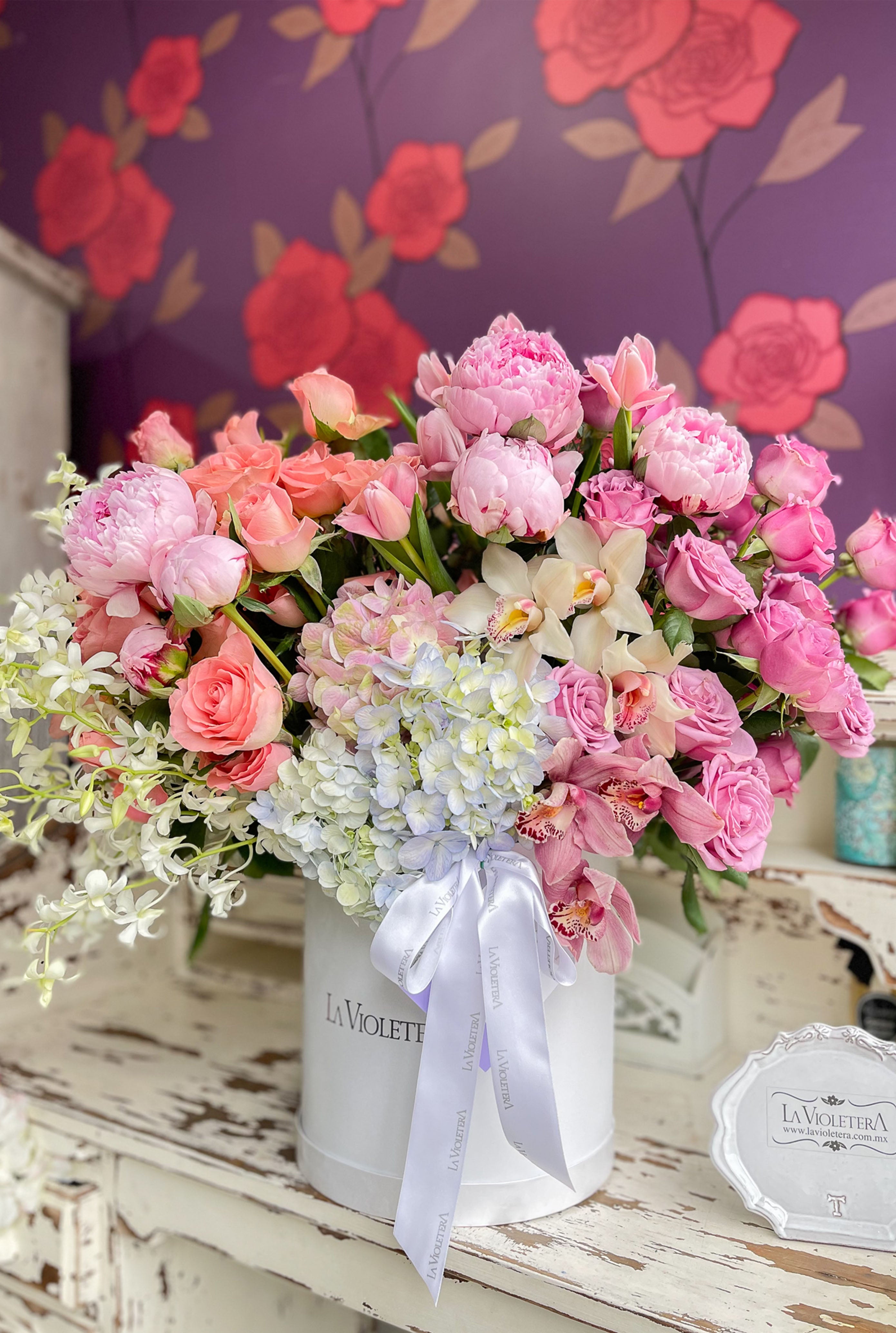 Pia, diseño en caja con peonías, orquídeas , rosas .