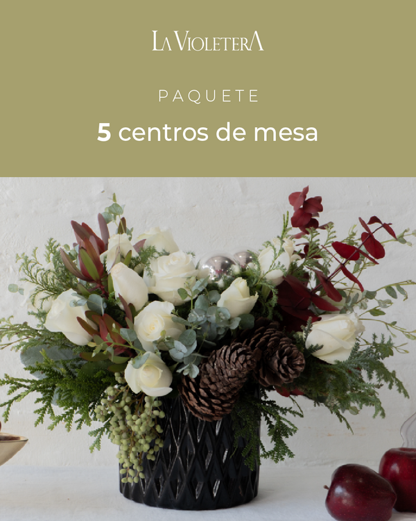 5 centros de mesa de navidad, con rosas blancas, piñas, pino y follajes invernales