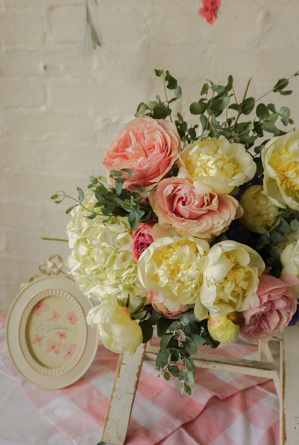 Roberta, hermoso ramo de peonías y rosa inglesa