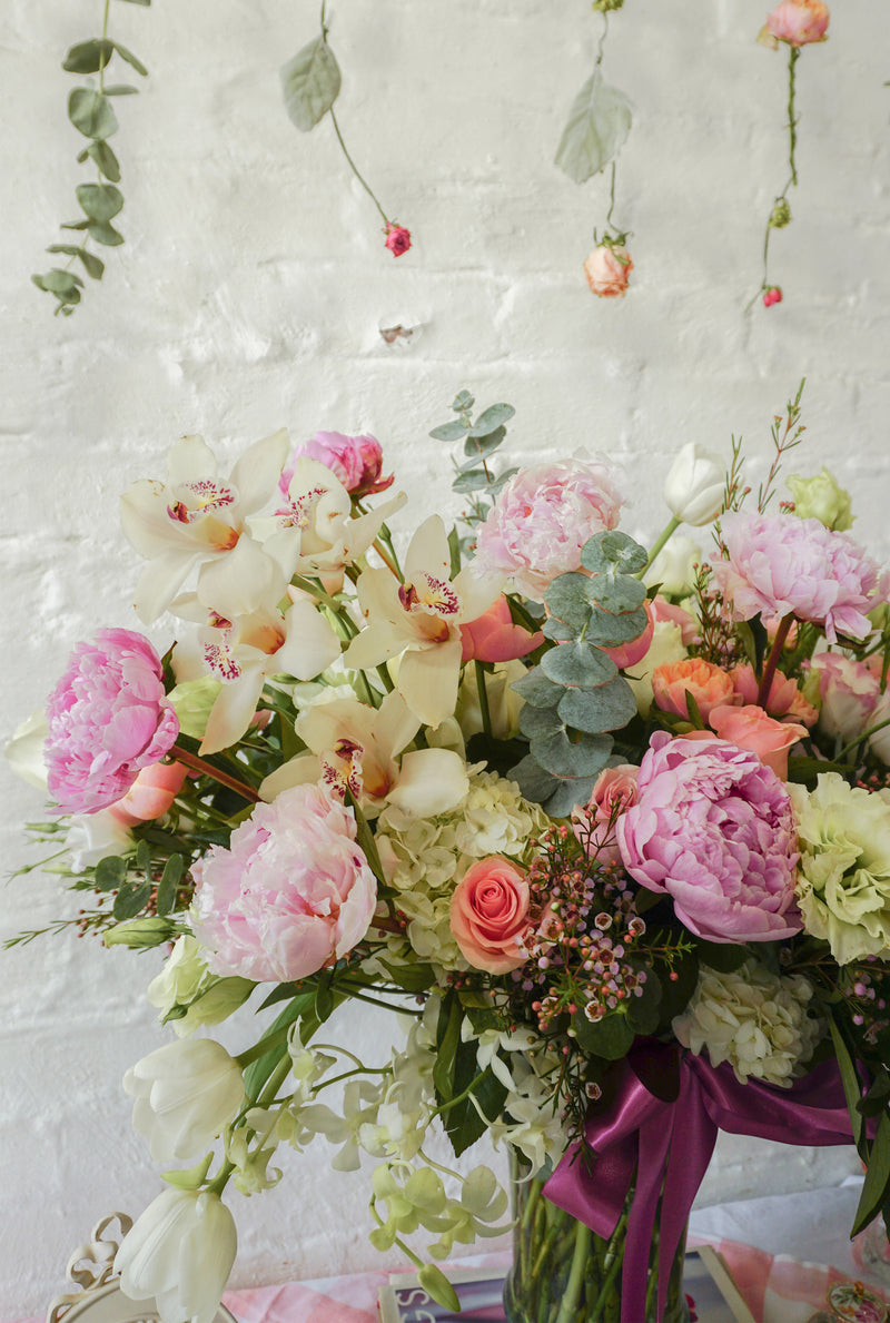 Sara, arreglo con peonías, lisianthus, rosa, orquídea, hortensia, tulipanes y rosa inglesa