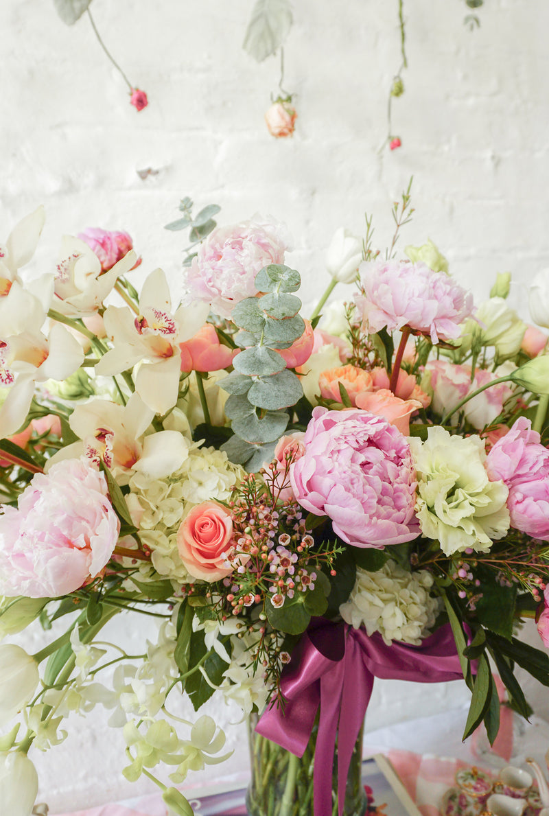 Sara, arreglo con peonías, lisianthus, rosa, orquídea, hortensia, tulipanes y rosa inglesa