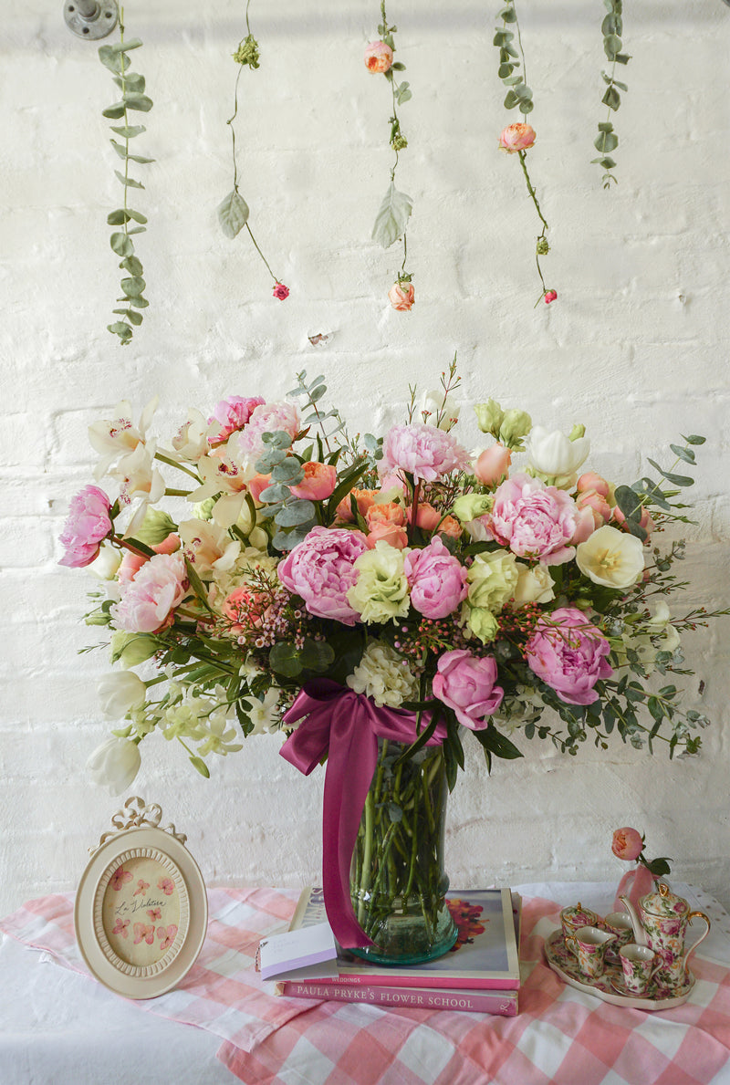 Sara, arreglo con peonías, lisianthus, rosa, orquídea, hortensia, tulipanes y rosa inglesa