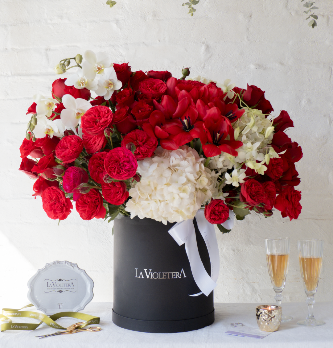 Valeria, arreglo con rosas inglesas, orquídeas  y tulipanes .